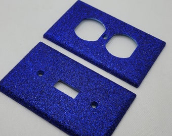 Donkerblauwe glitterlichtschakelaar en stopcontactafdekkingen - glitterdecor - blauw huisdecor - glittermuurkunst