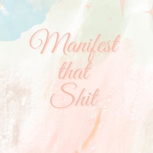Puede incluir: Un fondo de acuarela con un esquema de color azul claro, rosa y blanco. El texto "Manifest that Shit" está escrito en cursiva rosa.