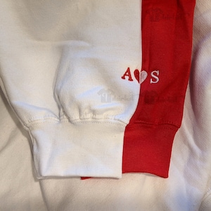 Sweat-shirt brodé personnalisé avec initiales et cœur, assorti à la capuche du couple, cadeau d'anniversaire ou de fiançailles unique.