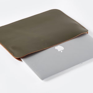 Slanke lederen hoestas voor Samsung Galaxy Book3, Galaxy Book3 pro, Galaxy Book3 Pro 360, Galaxy Book3 360, gepersonaliseerde laptophoes Matte Green&Tobacco