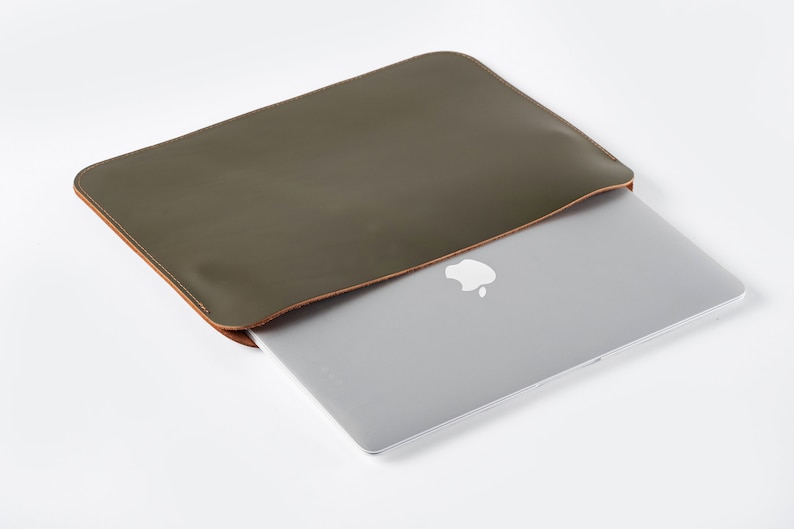 Schlanke Lederhülle für Samsung Galaxy Book3, Galaxy Book3 pro, Galaxy Book3 Pro 360, Galaxy Book3 360, personalisierte Laptophülle Matte Green&Tobacco