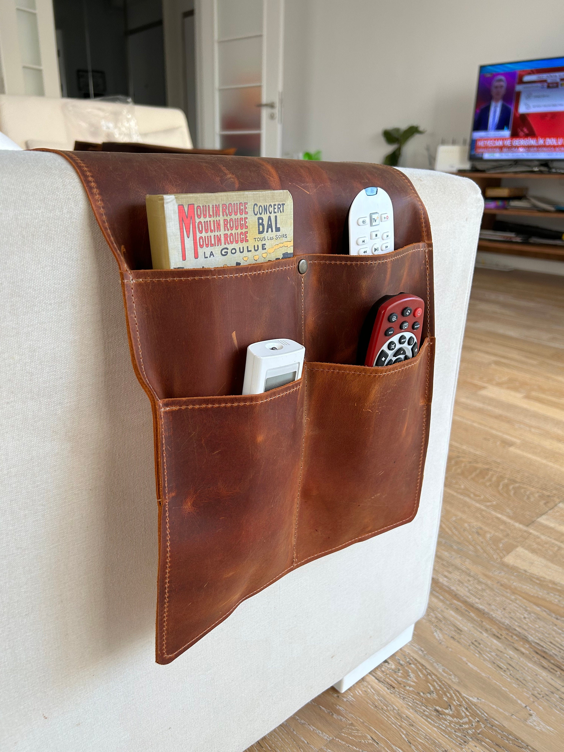 Leder Sofa Armlehne Organizer, handgefertigte Couch & Sofa Caddy mit 4  Taschen für Telefon, Buch, Mini-Magazine, Mini-Tablets, Fernbedienungen -   Österreich