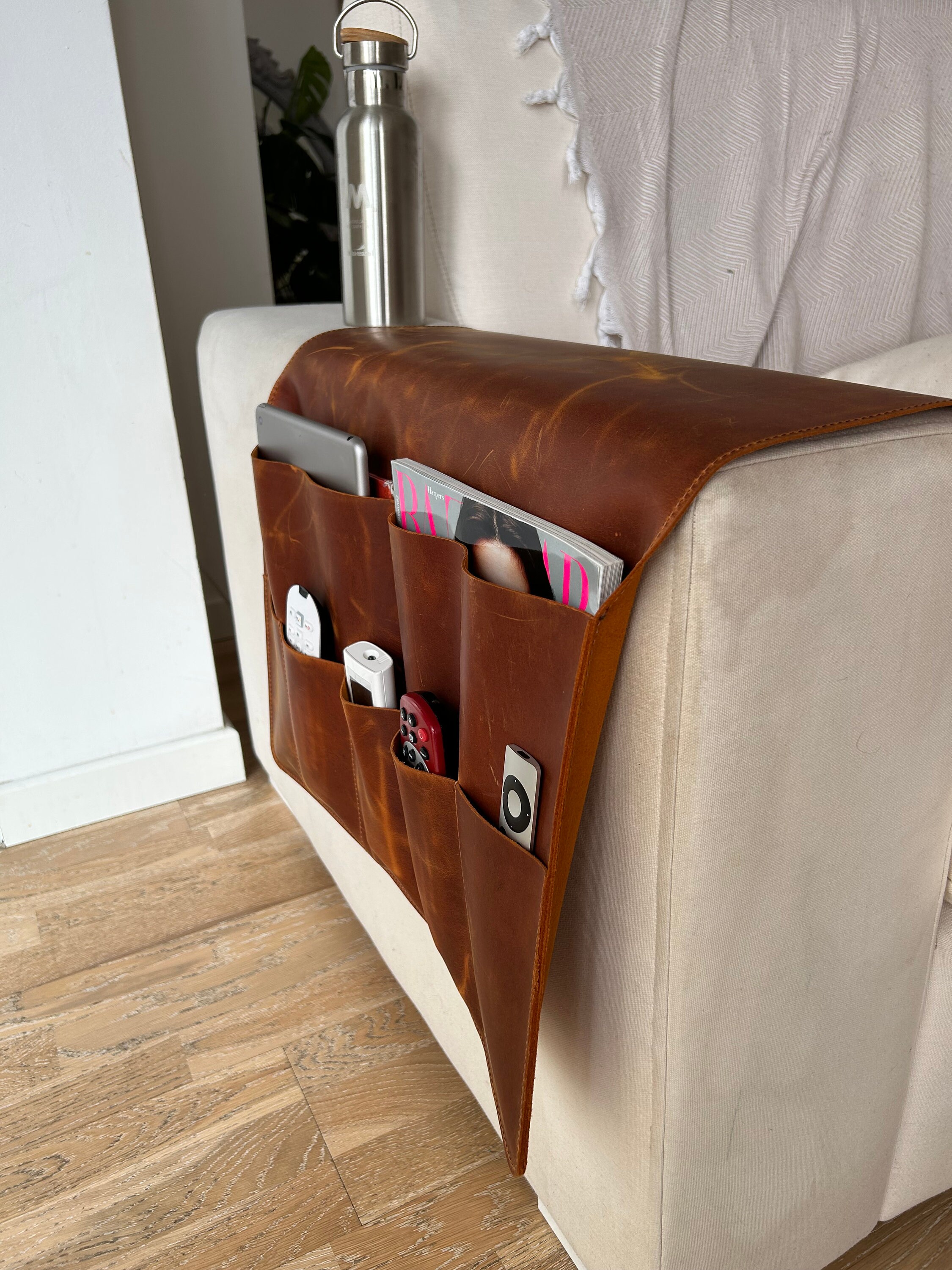 Leder Sofa Armlehne Organizer, handgefertigte Couch & Sofa Caddy mit 4  Taschen für Telefon, Buch, Mini-Magazine, Mini-Tablets, Fernbedienungen -   Österreich