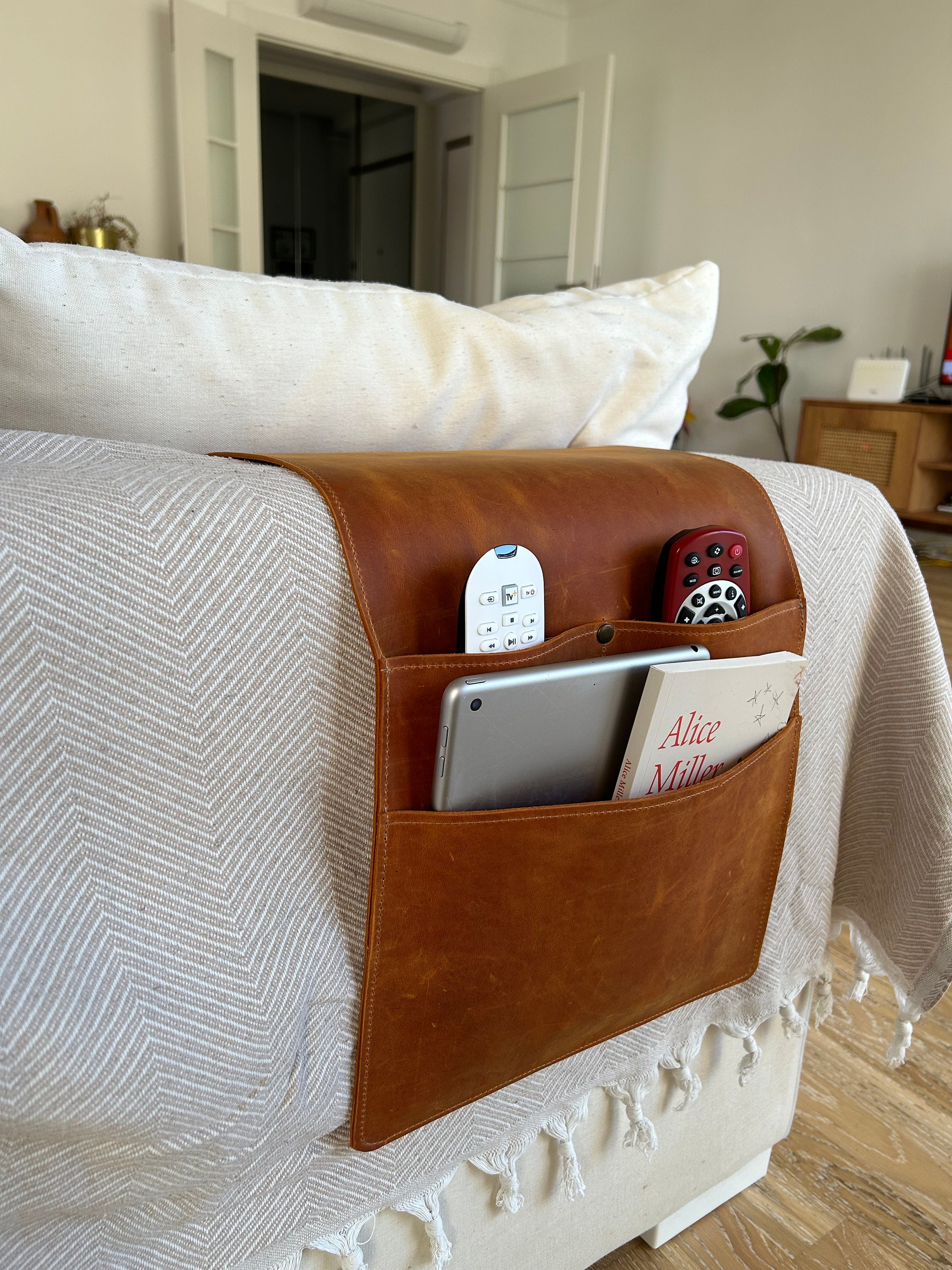 Ledersofa Armlehne Organizer, Handgemachte Couch & Sofa Caddy mit 3 Taschen  für Telefon, Buch, Zeitschriften, Tablet, Fernbedienungen - .de