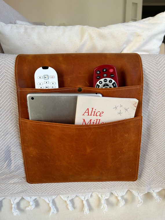 Organizador de apoyabrazos de sofá de cuero, carrito de sofá y sofá hecho a  mano con 3 bolsillos para teléfono, libros, revistas, tableta y controles  remotos -  España