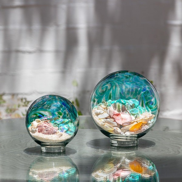 Globo marino de vidrio artístico verde lago soplado a mano: decoración de conchas y arena
