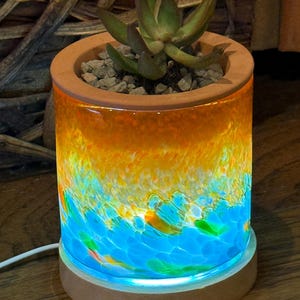 Vaso de vidro artístico de 4,5&quot; com autoirrigação e base de madeira LED
