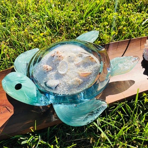 Décoration de tortue de mer en verre soufflé à la main de 10 po. avec coquillage naturel et sable