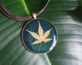 Japanese Maple Leaf Necklace, Dry Leaf in Resin, Glitter Sparkle Shiny, Nature Inspired, Botanical Jewellery, Green Witch Amulet