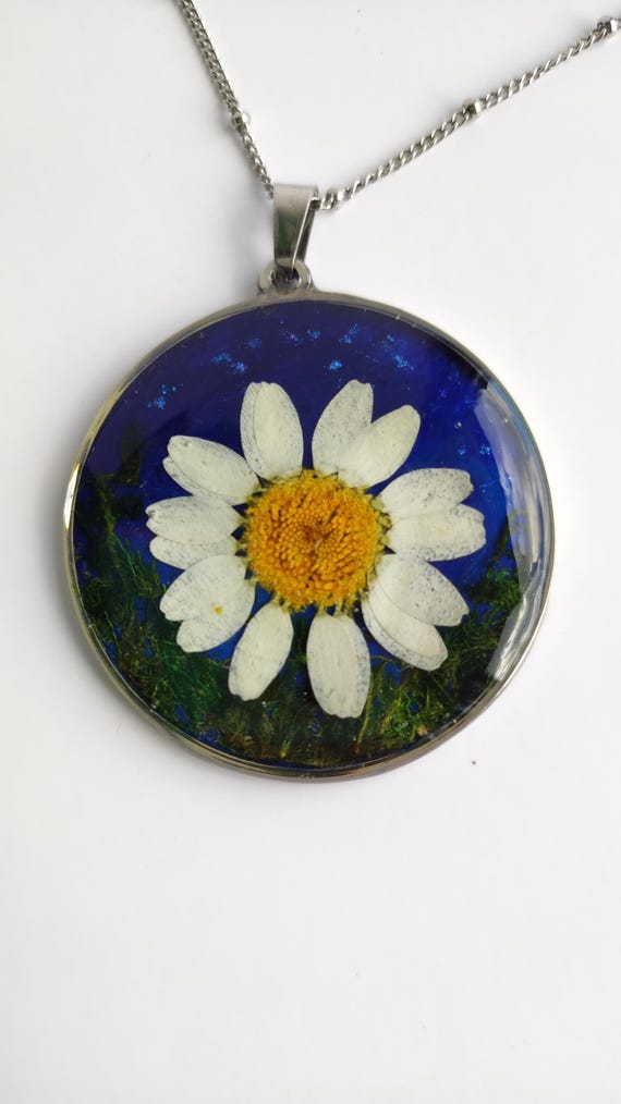 Pressed Daisy Flower Necklace: Green Moss Resin Botanical