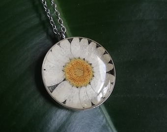 White Daisy Flower Necklace in Shiny Resin, Plant Lady Jewellery, Green Witch Amulet, Nature lovers, Flower Girl Gift, Handmade in Ireland