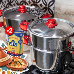 Pode incluir: Conjunto de vaporizador de cuscuz em aço inoxidável com detalhes vermelhos. Inclui duas panelas, uma tampa de vidro e alças vermelhas. Um pacote de cuscuz e um prato de tagine com cuscuz e vegetais também são visíveis.
