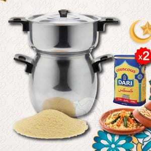 Puede incluir: Una olla de cuscús de acero inoxidable con asas negras, una bolsa de cuscús y una porción de cuscús con verduras. También se ve un tajine y un montón de cuscús. La bolsa de cuscús tiene el texto "Couscous DARI".