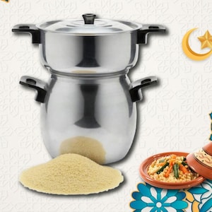 Puede incluir: Una olla de cuscús de plata de dos niveles con tapa. La olla está sobre un fondo blanco con un patrón decorativo. Hay un tazón de cuscús en primer plano y un plato decorativo con cuscús y verduras en el fondo.