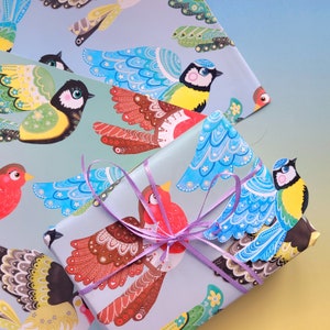 Papel de regalo y etiquetas de pájaros del jardín inglés