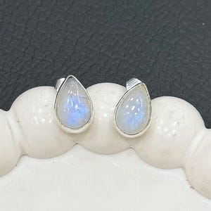 ティアドロップ型レインボームーンストーンスタッドピアス｜925スターリングシルバーメッキ｜華やかなジュエリー｜繊細なクリスタルジュエリー