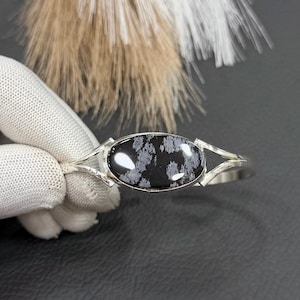 Bracciale da braccio in ossidiana fiocco di neve / placcato argento sterling 925 / bracciale con pietre naturali bianche e nere / gioiello con cristalli di protezione
