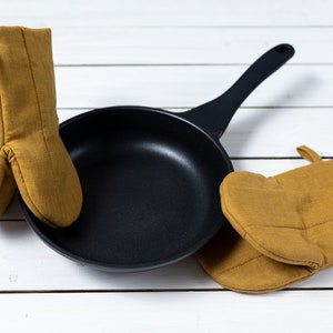 Mustard color oven mitts, Linen oven mits, Kitchen oven gloves, Pot holders image 2