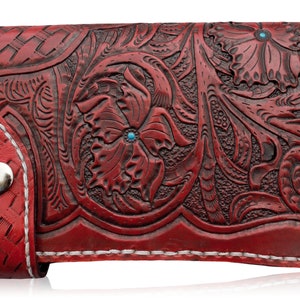 Cartera de piel de vacuno / Hecha a mano, cosida a mano y teñida en color rojo con detalles pintados en turquesa.