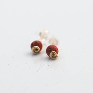 珊瑚スタッドイヤリング、赤珊瑚スタッドイヤリング、赤金イヤリング、金スタッドイヤリング、珊瑚スタッド、金ポストイヤリング、小さな珊瑚イヤリング
