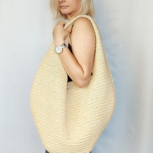 Die große Hobo Bag aus natürlichem Raffia, Stroh Schultertasche, Halbmondförmige Tasche, slouchy Form