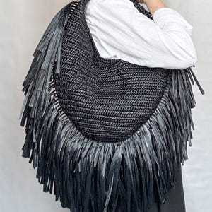 Die Fransen Hobo Bag aus natürlichem Raffia, Fransen-Schultertasche, Halbmondförmige Tasche, slouchy Form