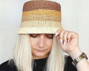 Cappello a secchiello da donna in rafia multicolore, cappello estivo all'uncinetto, cappello da spiaggia leggero in paglia, cappello boho fatto a mano per le vacanze
