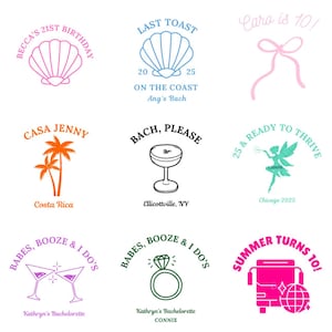 Op de afbeelding: Een verzameling van vijftien kleurrijke grafische ontwerpen met diverse iconen zoals schelpen, palmbomen, cocktails, een diamanten ring, een fee, een bus en een saxofoon, elk vergezeld van unieke tekstzinnen en evenementdetails.