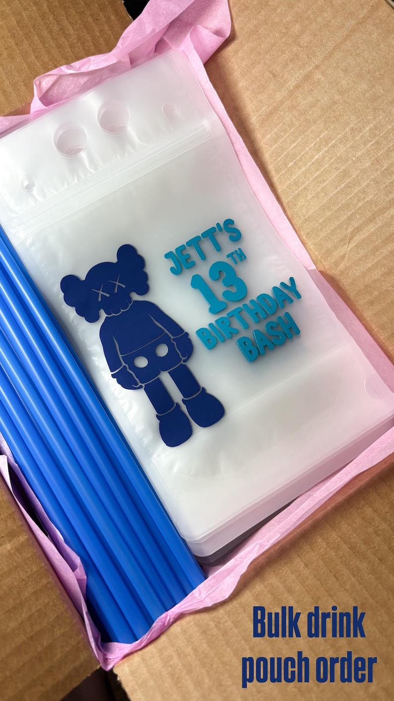 Op de afbeelding: Een stapel doorzichtige plastic drinkzakjes met blauwe rietjes. Elk zakje is voorzien van een donkerblauwe afbeelding van een stripfiguur met X-vormige ogen en de tekst JETT'S 13TH BIRTHDAY BASH in het blauw gedrukt.