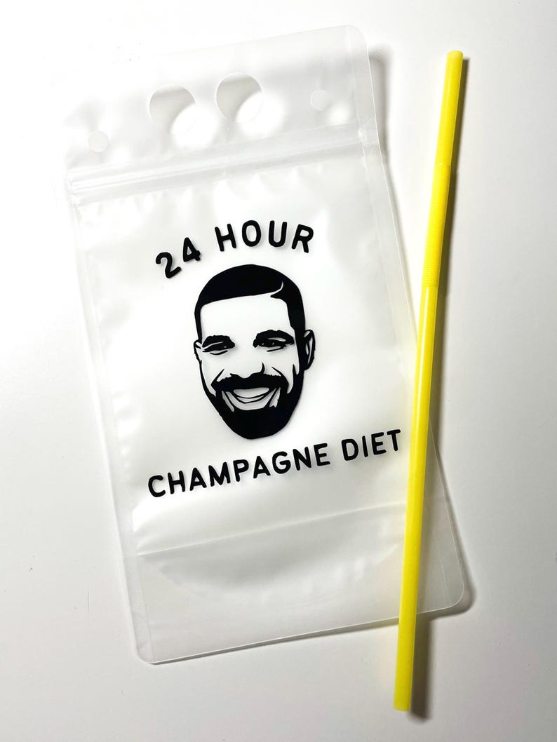 Op de afbeelding: Een doorzichtig, flexibel plastic drinkzakje met een hersluitbare bovenkant en twee ronde uitsparingen om te dragen. Het zakje is voorzien van een zwarte afbeelding van een lachend gezicht van een man met de tekst 24 HOUR CHAMPAGNE DIET in het zwart, vergezeld van een geel rietje.