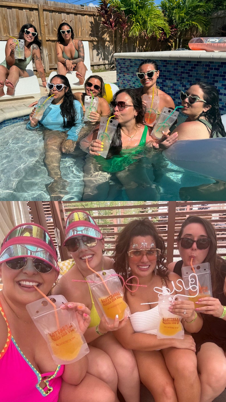 Op de afbeelding: Doorzichtige plastic drinkzakjes met rietjes, voorzien van de tekst "SCOTTSDALE BACHELORETTE". De flexibele, rechthoekige zakjes bevatten een oranje vloeistof en zijn ontworpen voor het onderweg drinken van dranken tijdens sociale buitenactiviteiten.