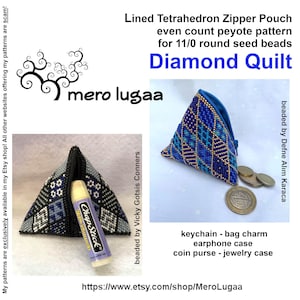 Puede incluir: Una bolsa de cremallera tetraédrica azul y dorada con un patrón de acolchado de diamante. La bolsa está forrada y tiene una cremallera. Se puede usar como llavero, amuleto para bolso, estuche para auriculares, monedero o joyero. El texto "Diamond Quilt" está escrito en letras grandes sobre la bolsa. El texto "mero lugaa" está escrito en letras más pequeñas debajo de la bolsa. El texto "beaded by Vicky Gotsis Conners" está escrito en el lado derecho de la bolsa. El texto "beaded by Defne Alım Karaca" está escrito en el lado derecho de la bolsa. El texto "https://www.etsy.com/shop/MeroLugaa" está escrito debajo de la bolsa.