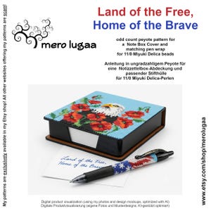 Peut inclure: Une couverture de boîte à notes carrée et un habillage de stylo assorti avec un motif peyote impair représentant un pygargue à tête blanche et des coquelicots rouges sur fond bleu clair. L'habillage du stylo arbore le drapeau américain. Texte : Land of the Free, Home of the Brave.