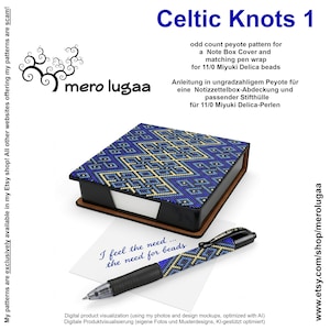 Op de afbeelding: Een notitieblokhouder en bijpassende penomwikkeling met een blauw en goud Keltisch knoppatroon voor 11/0 Miyuki Delica kralen. De tekst bevat Celtic Knots 1, I feel the need... the need for beads, en mero lugaa met merkdetails.