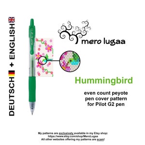 Op de afbeelding: Een groene Pilot G2 0.7 pen met een kleurrijk peyote-steek kralenpatroon als hoes. Het patroon is voor een kolibrie en bevat de tekst "mero lugaa" en "Hummingbird even count peyote pen cover pattern for Pilot G2 pen".