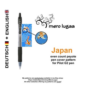 Könnte beinhalten: Ein Muster für eine Stifthülle aus Even Count Peyote-Perlen. Das Muster zeigt einen blauen Hintergrund mit orangefarbenen Koi-Fischen. Das Muster ist für einen Pilot G2 Stift. Der Text "mero lugaa" und "Japan" ist ebenfalls auf dem Bild zu sehen.