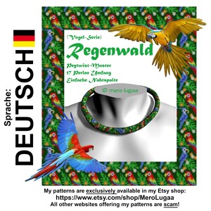 May include: A beaded necklace with a green, blue and white pattern. The necklace is on a mannequin's neck. The image has a border of parrots with a green background. The text in the image reads "(Vogel-Serie) Regenwald Peytwist-Muster 17 Perlen Umfang Einfache Nahtspalte © mero lugaa".