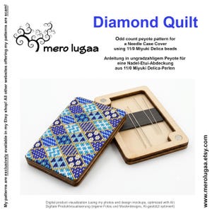 Könnte beinhalten: Ein Nadel-Etui aus Holz mit Schiebedeckel, verziert mit einem blau, hellblau und weiß gemusterten Rauten-Design aus 11/0 Miyuki Delica-Perlen. Das geöffnete Etui zeigt einen schwarzen Magnetstreifen mit vier silbernen Nähnadeln.