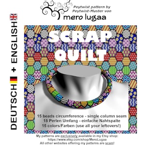 Könnte beinhalten: Eine farbenfrohe Perlenkette mit einem Umfang von 15 Perlen, präsentiert auf einer Schaufensterpuppe. Das Bild zeigt den Text "SCRAP QUILT" und Text auf Englisch und Deutsch. Der Hintergrund ist ein Patchwork aus sechseckigen Mustern.