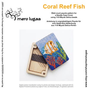 Könnte beinhalten: Eine Nadel-Etui-Abdeckung mit einem ungeradzahligen Peyote-Muster eines Korallenriff-Fisches, gefertigt aus 11/0 Miyuki Delica-Perlen. Das Set enthält ein helles Holzgehäuse mit einem Magnetstreifen, der mehrere Metallnähnadeln hält.