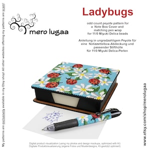 Op de afbeelding: Een vierkante notitieblokhouder en bijpassende penomwikkeling met een patroon van lieveheersbeestjes en madeliefjes in rood, wit en groen op een lichtblauwe achtergrond. Het ontwerp is voor 11/0 Miyuki Delica kralen. Tekst: Ladybugs, mero lugaa.