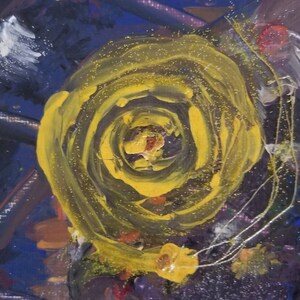 Puede incluir: Pintura abstracta con una gran espiral amarilla en el centro, rodeada de un fondo azul oscuro con acentos blancos y marrones.