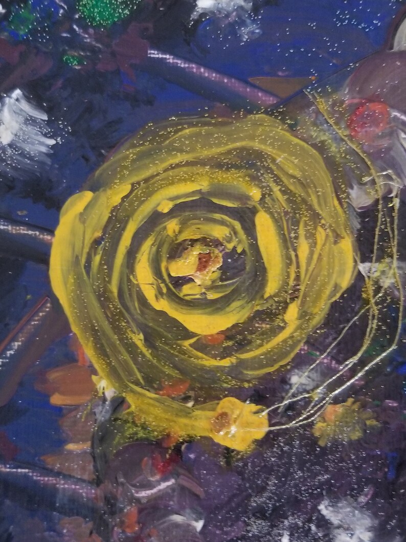 Puede incluir: Pintura abstracta con una gran espiral amarilla en el centro, rodeada de un fondo azul oscuro con acentos blancos y marrones.