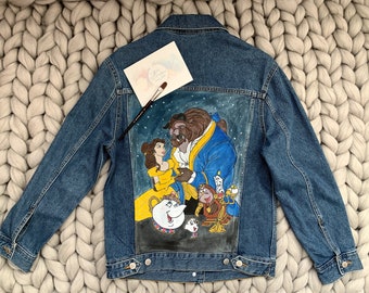 Veste en jean surdimensionnée La Belle et la Bête, Veste en jean peinte à la main, Vêtements d’art, Veste de conte de fées, Magie, Veste en denim Disney, Illustration