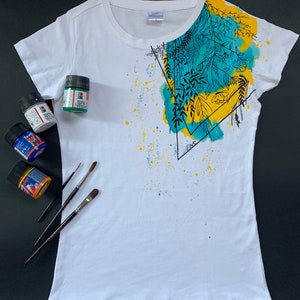 花柄のTシャツ、手描きの花、カラフルな服、手描きのTシャツ、花柄のTシャツ、花柄のトップス、花のアート、夏のトップス