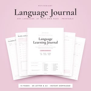 Puede incluir: Un diario de aprendizaje de idiomas imprimible con varias páginas dispuestas en abanico. La página central muestra el título Language Learning Journal, secciones para objetivos, vocabulario y gramática, y el texto Listen, Speak, Read, Write.