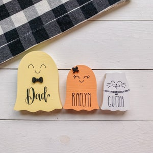 Pu&ograve; includere: Tre ornamenti in legno a forma di fantasma con volti dipinti e nomi. Il primo fantasma &egrave; giallo e dice "Pap&agrave;". Il secondo fantasma &egrave; arancione e dice "Raelyn". Il terzo fantasma &egrave; bianco e dice "Gutter".