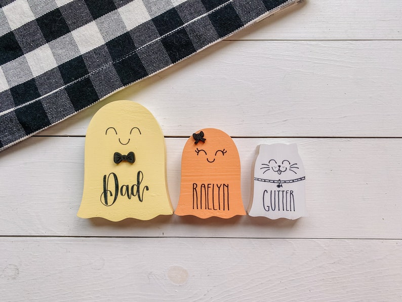 Pu&ograve; includere: Tre ornamenti in legno a forma di fantasma con volti dipinti e nomi. Il primo fantasma &egrave; giallo e dice "Pap&agrave;". Il secondo fantasma &egrave; arancione e dice "Raelyn". Il terzo fantasma &egrave; bianco e dice "Gutter".