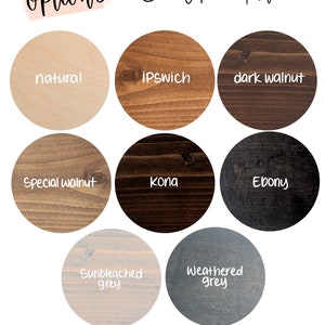 Puede incluir: Nueve muestras de madera en diferentes colores y vetas, incluyendo natural, Ipswich, nogal oscuro, nogal especial, Kona, &eacute;bano, gris blanqueado por el sol y gris desgastado. Las muestras de madera est&aacute;n dispuestas en una cuadr&iacute;cula. El texto "Frame options by Lefthanletters" est&aacute; en la parte superior de la imagen.