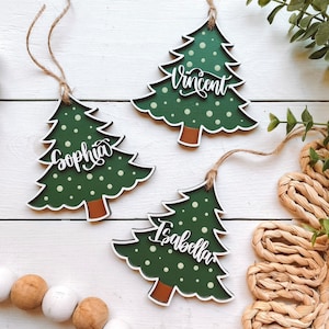 Benutzerdefinierte 3D-Weihnachtsbaum-Strumpfanhänger / Geschenkanhänger / Ornament - 4-Zoll-Weihnachtsgeschenkanhänger - Benutzerdefinierte Holz-Namensschilder - Bemalte Weihnachtsbaumverzierungen